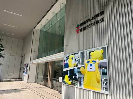 東海テレビ様社屋前